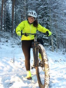 Maria Wetterlöv på sin mountainbike,
